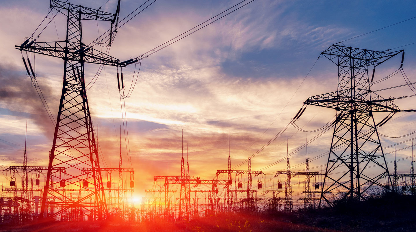 Gros plan sur un formulaire administratif CEE avec focus sur les champs kWh cumac et zone climatique, arrière-plan flouté, lumière naturelle latérale